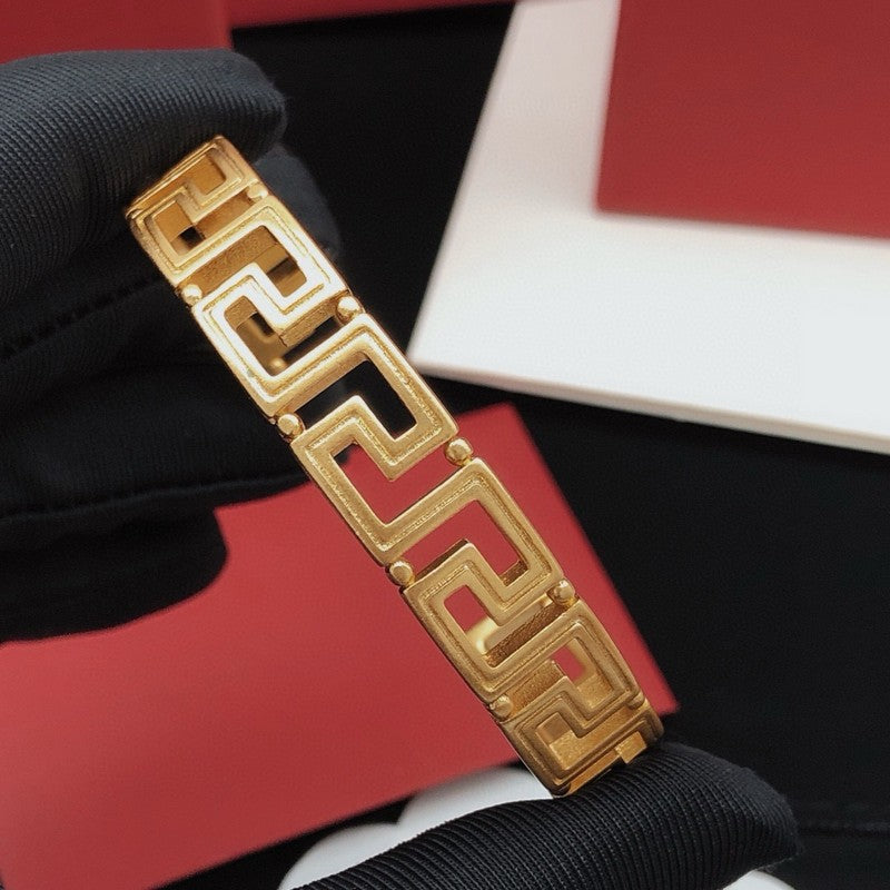 Vers Gold Bracelet